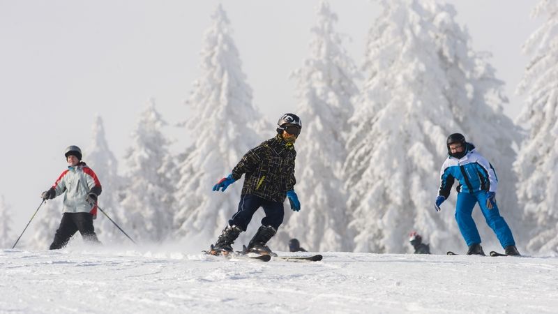 Týden na lyžích letos provětrá rodinný rozpočet